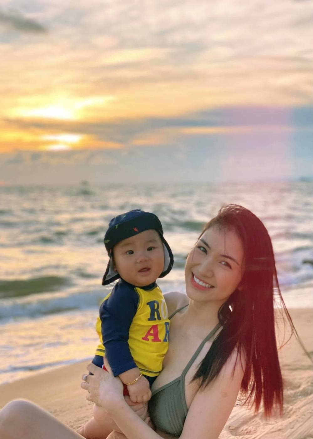  
Hòa Minzy khoe vóc dáng quyến rũ trong bức ảnh đi biển cùng con trai. (Ảnh: FBNV)