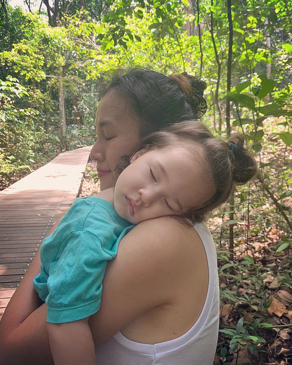  
Một ngày dài khám phá mệt mỏi, bé Max ngủ gục trên vai mẹ vô cùng đáng yêu. (Ảnh: FBNV) - Tin sao Viet - Tin tuc sao Viet - Scandal sao Viet - Tin tuc cua Sao - Tin cua Sao