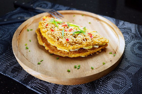   
Thành phẩm hoàn chỉnh khi áp dụng đúng cách làm pizza bằng mì tôm và trứng kiểu Việt Nam