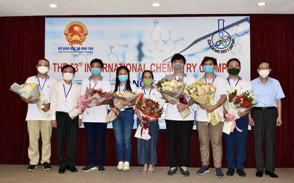  
Đội tuyển Việt Nam dự thi Olympic Hóa học Quốc tế 2021 chụp ảnh bên thầy cô. (Ảnh: Bộ GD&ĐT)
