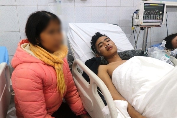  
Anh Tống Văn Đông tỉnh lại trong viện sau khi ngất đi vì nhường mặt nạ dưỡng khí cho nạn nhân trong đám cháy. (Ảnh: Vietnamnet)
