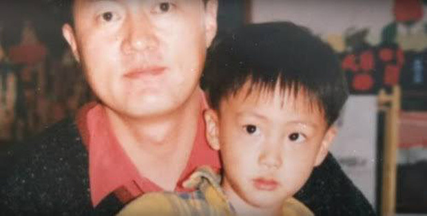 Hình ảnh Jin và bố khi còn nhỏ.