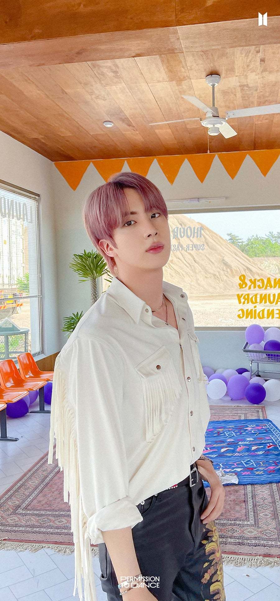 Jin và BTS có thể kiếm được 54,2 triệu USD mỗi năm thông qua công việc đóng quảng cáo, làm đại sứ thương hiệu.