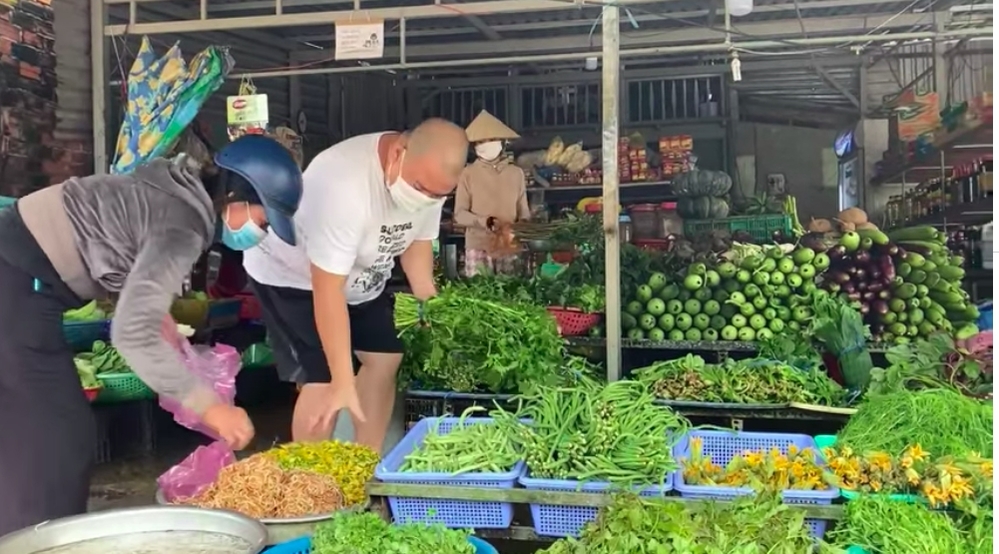  
Nhạc sĩ Minh Khang dù đang ở resort cao cấp nhưng vẫn quyết định đi chợ để mua rau tươi. (Ảnh: Chụp màn hình) - Tin sao Viet - Tin tuc sao Viet - Scandal sao Viet - Tin tuc cua Sao - Tin cua Sao