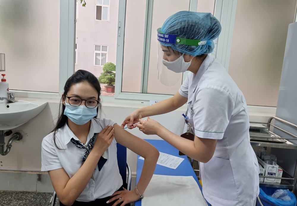  
Tiêm vắc xin Covid-19 tại Việt Nam. (Ảnh: VTC)