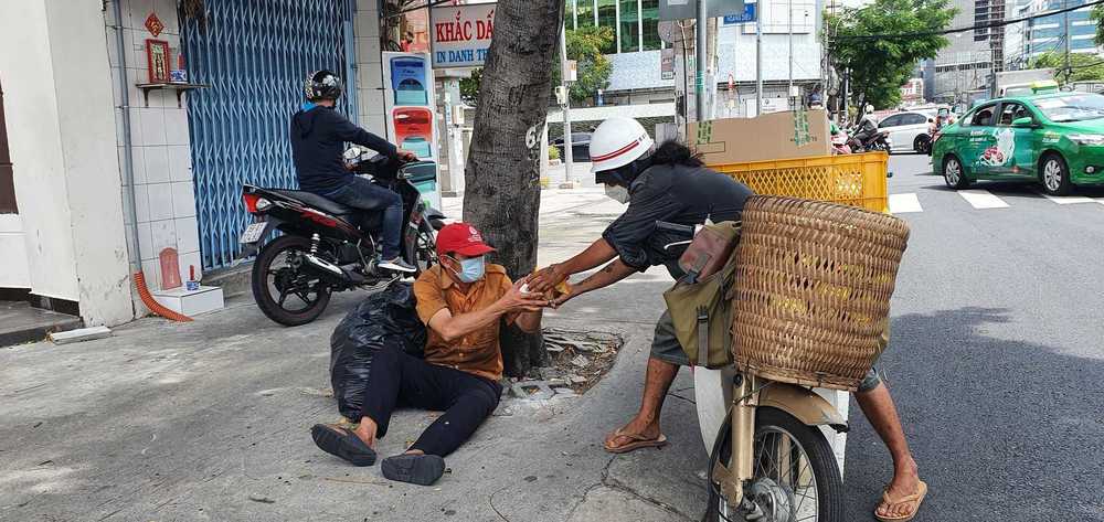 
Lâm Ống Húc thường đi khắp các con phố Sài Gòn để làm từ thiện. (Ảnh: Lâm Ống Húc)