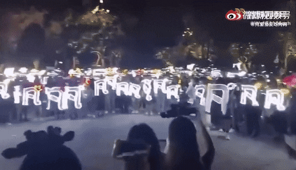  
Hình ảnh được cho là fan đã đứng trước cục cảnh sát để hát ủng hộ thần tượng. (Ảnh: Weibo)