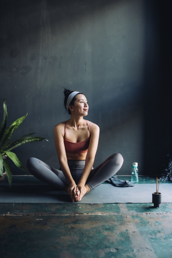 Tư thế cánh bướm giúp giảm sự khó chịu vào ngày đèn đỏ, thực hiện từ 5-10 phút. (Ảnh: Women's Health)