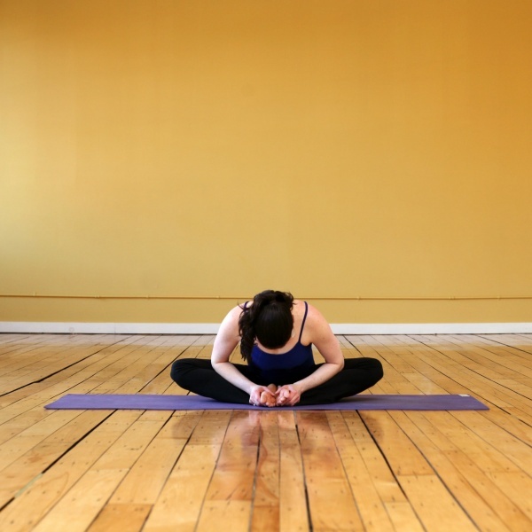 Đây là cách thức giúp bạn giãn cơ kỹ ở phần lưng và khớp háng. (Ảnh: popsugar)