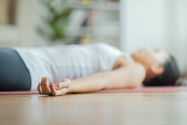 Từ từ chuyển động các ngón tay, đánh thức cơ thể. (Ảnh: istock)