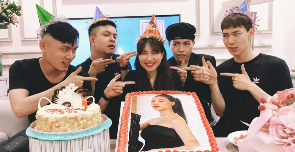  
Hòa Minzy tiết lộ tin cô mang thai cho các người em thân thiết vào đúng ngày sinh nhật năm 2019 của mình. (Ảnh: Chụp màn hình) - Tin sao Viet - Tin tuc sao Viet - Scandal sao Viet - Tin tuc cua Sao - Tin cua Sao
