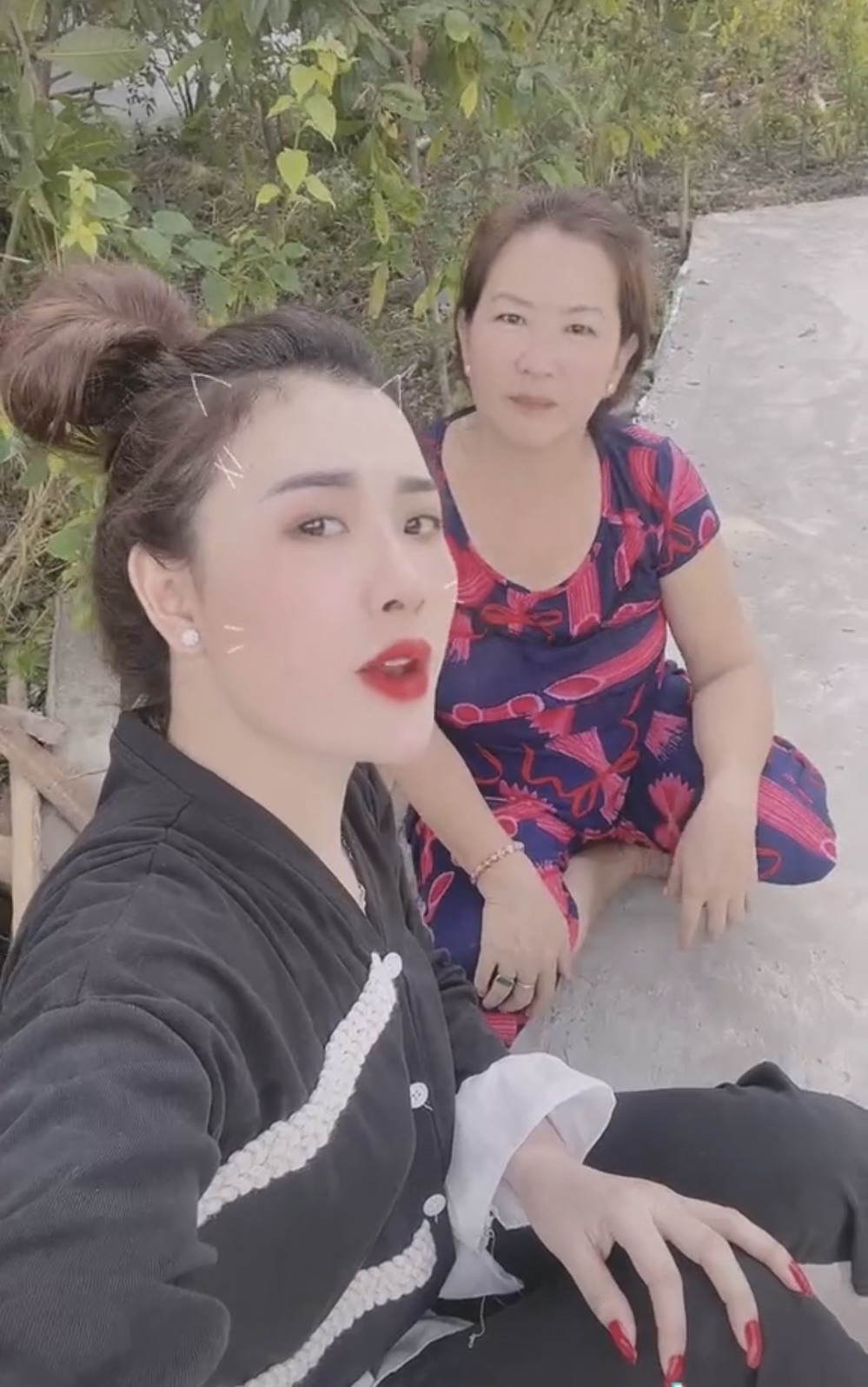  
TikToker A. với người mẹ trong đoạn clip (Ảnh chụp màn hình)