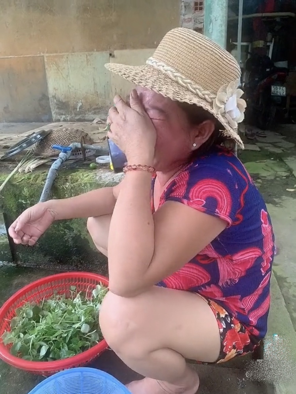  
Mẹ òa khóc nức nở khi sợ con gái bị đói ở Sài Gòn (Ảnh chụp màn hình)