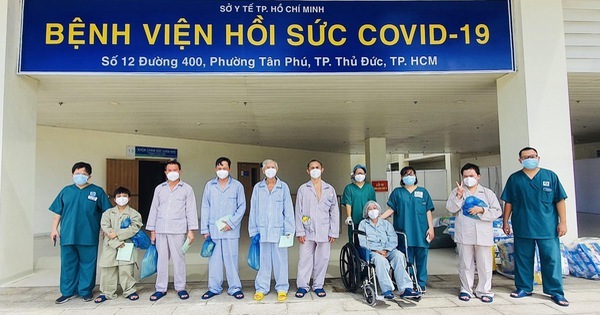 Bệnh viện hồi sức Covid-19 chụp hình lưu niệm với các bệnh nhân đủ điều kiện về nhà. (Ảnh: Tuổi Trẻ)