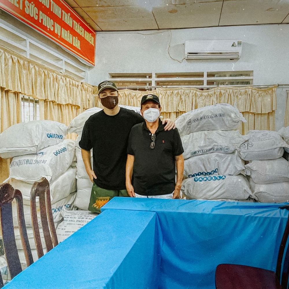  
Fabo Nguyễn và thân phụ đi làm việc kể từ thiện. 