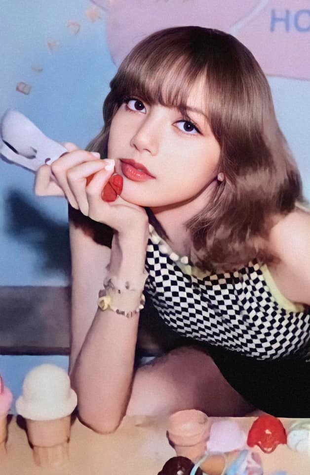 Tạo hình của Lisa trong poster MV solo khiến fan ngây ngất