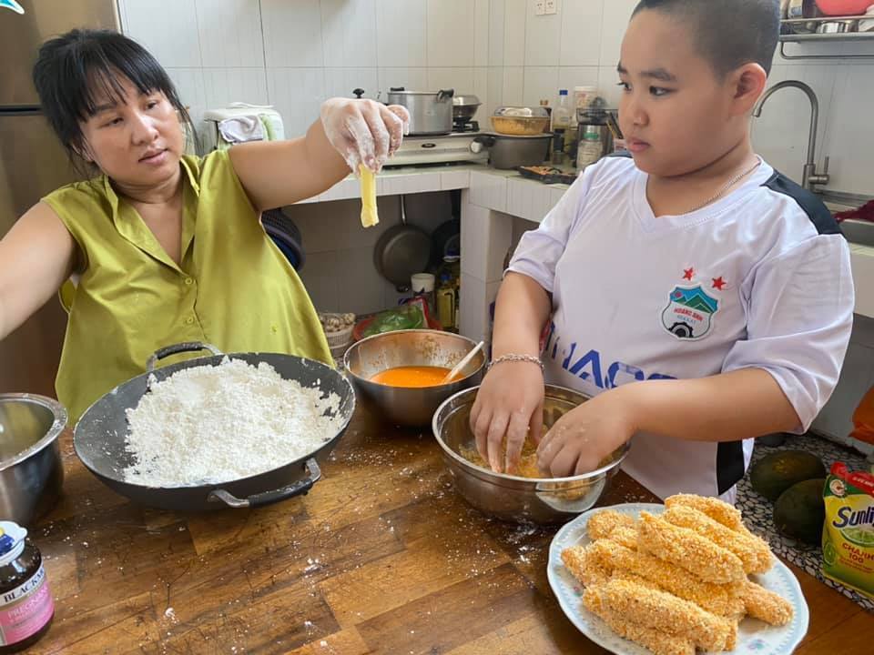  Dù bầu bì bà xã Hiếu Hiền vẫn dạy con nấu nướng. (Ảnh: FBNV)