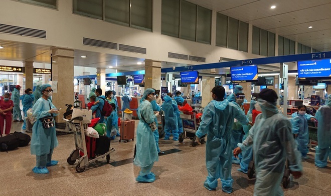  
Hàng trăm bà con Quảng Nam có mặt tại sân bay để về quê tránh dịch. (Ảnh: Tuổi Trẻ)