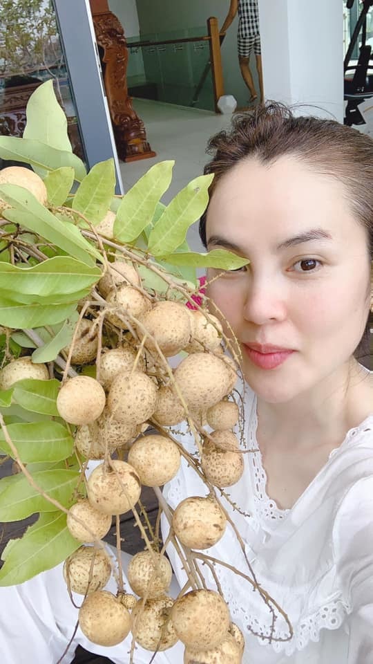  
Cô tự trồng rau củ, hoa quả tại vườn nhà. (Ảnh: FBNV) - Tin sao Viet - Tin tuc sao Viet - Scandal sao Viet - Tin tuc cua Sao - Tin cua Sao