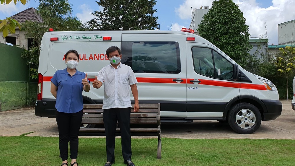  
Việt Hương đã trao tặng chiếc xe cứu thương cho ông Đoàn Ngọc Hải. (Ảnh: FBNV)
