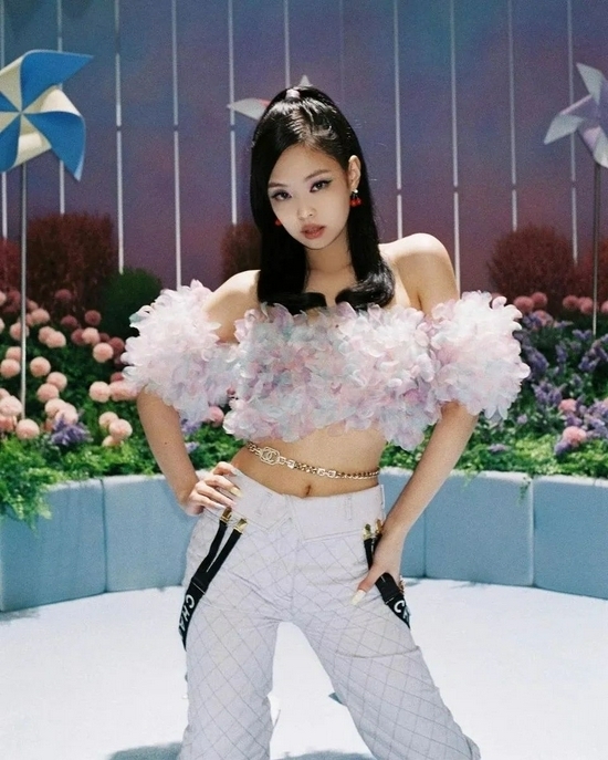  
Jennie với style ấn tượng trong MV Ice Cream. (Ảnh: ione)