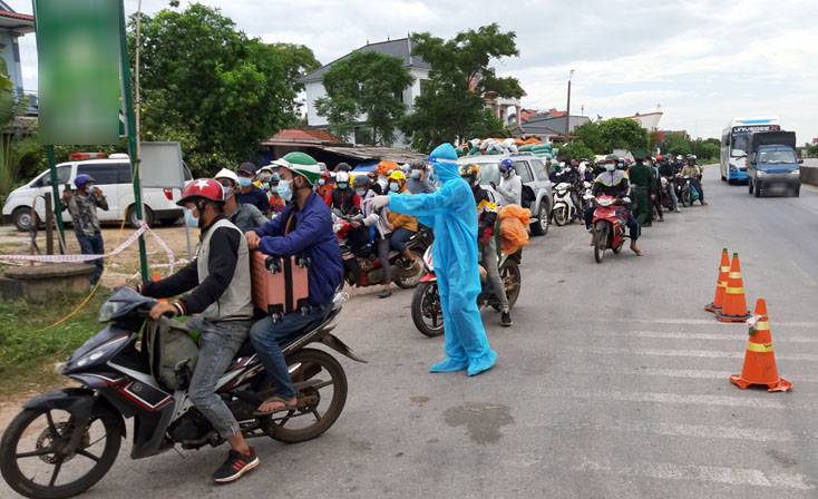 Nhiều người đi xe máy về quê. (Ảnh: Báo Quảng Ninh)