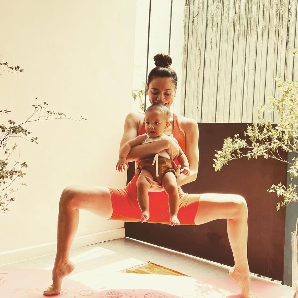  
Hồ Ngọc Hà bế Lisa khi đang thực hiện bài tập yoga. (Ảnh: Instagram)
