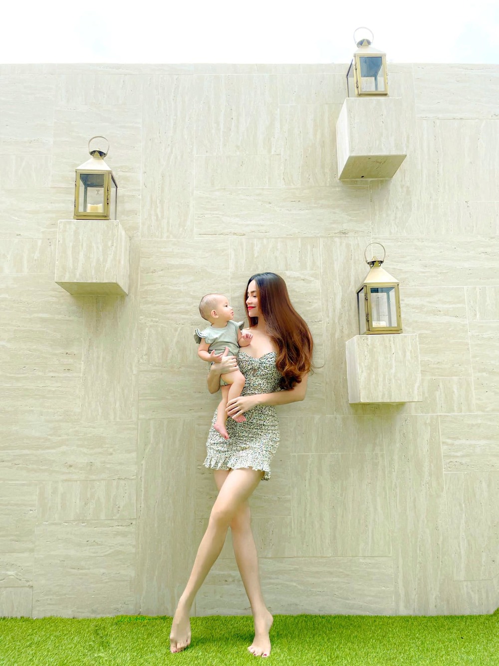  
Hồ Ngọc Hà cùng ái nữ Lisa diện đồ "ton-sur-ton" trông cực hút mắt. (Ảnh: Instagram)