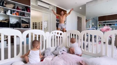  
Bố Kim Lý nhảy múa khắp nhà để tạo niềm vui cho 2 con. (Ảnh: Chụp màn hình)