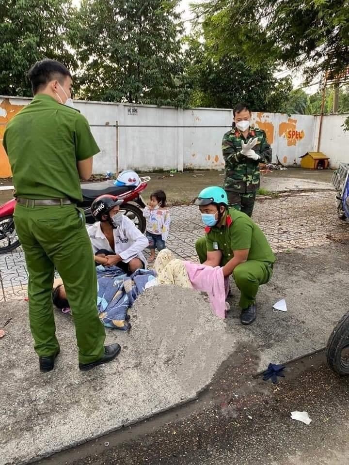  Sản phụ vượt cạn ngay trên vỉa hè. (Ảnh: Lao Động)