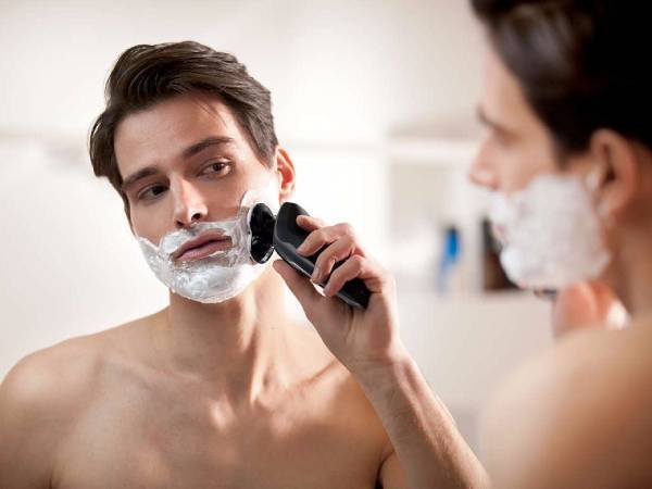 Máy cạo râu là vật dụng hữu ích đối với đàn ông.