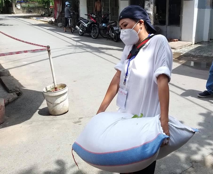  
Nữ ca sĩ vác gạo ra xe để đi tặng cho người dân ở các khu phong tỏa. (Ảnh: FBNV) - Tin sao Viet - Tin tuc sao Viet - Scandal sao Viet - Tin tuc cua Sao - Tin cua Sao