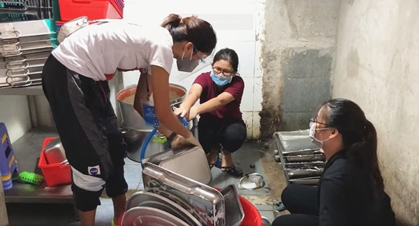  
Thậm chí H'Hen Niê còn đi phụ rửa chén cho bếp ăn từ thiện. (Ảnh: FBNV) - Tin sao Viet - Tin tuc sao Viet - Scandal sao Viet - Tin tuc cua Sao - Tin cua Sao