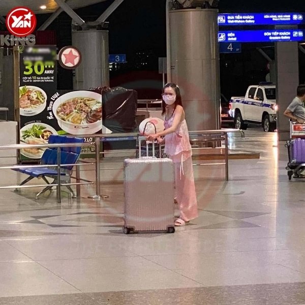  
Ninh Dương Lan Ngọc diện mỗi đồ ngủ hồng, đi dép khi ra sân bay.