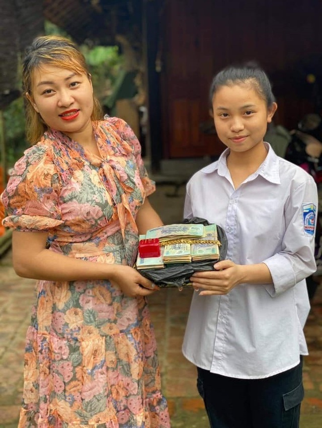  
Cô bé tại Hà Tĩnh trả lại số tiền cho người bị mất, tổng giá trị lên tới gần 500 triệu đồng. (Ảnh: Người Lao Động)