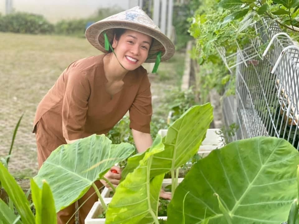  
Mùa dịch, nữ diễn viên dành thời gian bên gia đình và chăm sóc vườn. (Ảnh: FBNV) - Tin sao Viet - Tin tuc sao Viet - Scandal sao Viet - Tin tuc cua Sao - Tin cua Sao