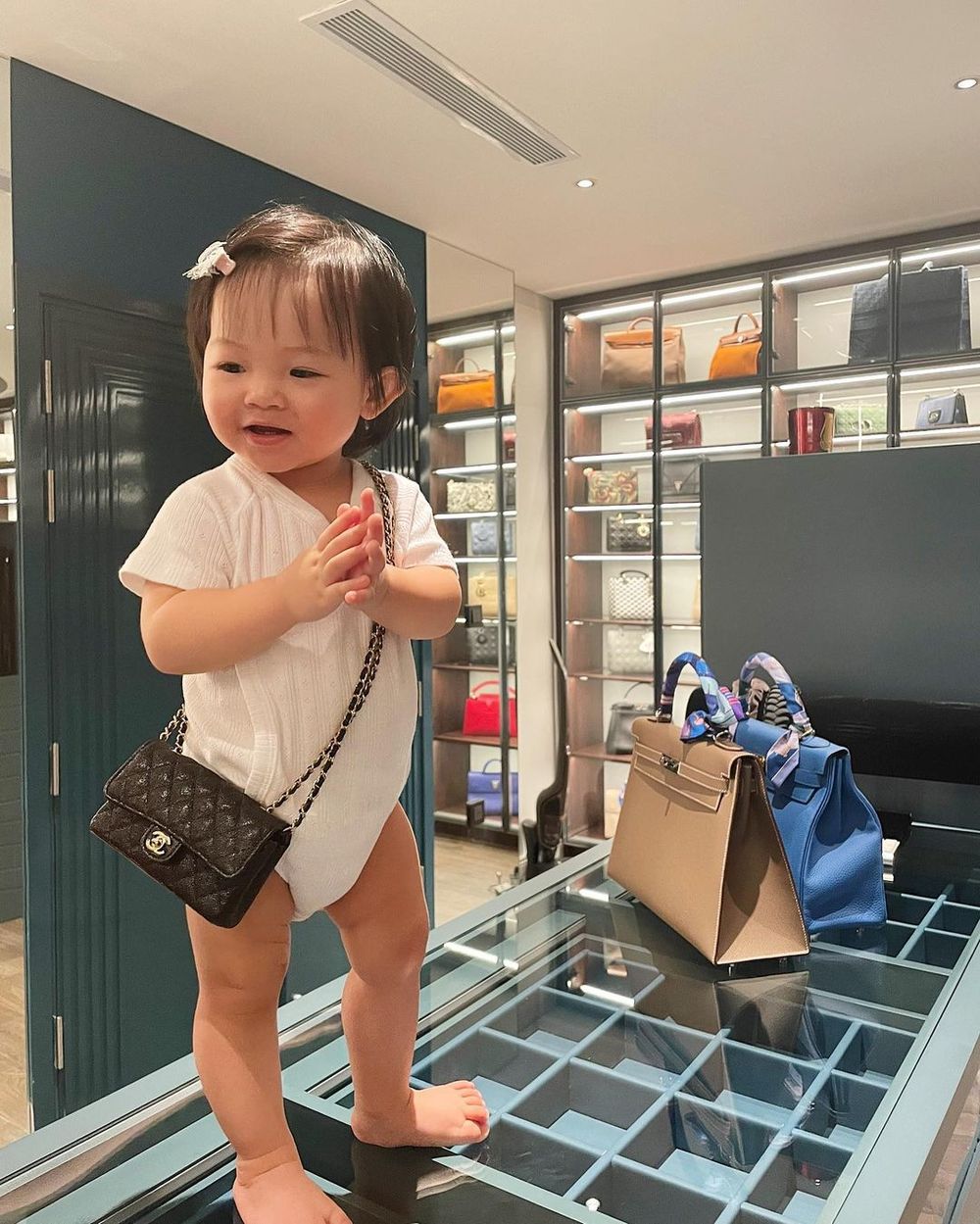  
Con gái Cường Đô La - Đàm Thu Trang được mẹ cho đeo túi xách đắt đỏ. (Ảnh: Instagram)