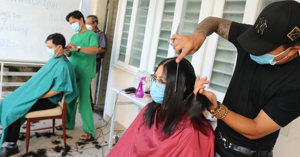  Bác sĩ tại Bệnh viện Gia Định được hỗ trợ cắt tóc để thuận tiện hơn khi mặc đồ bảo hộ. (Ảnh: Tuổi Trẻ)
