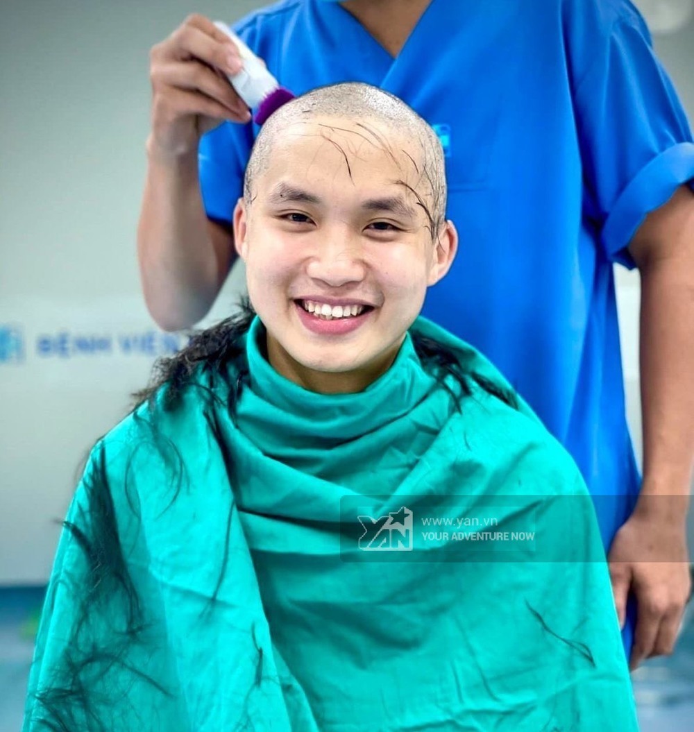 Bác sĩ Đặng Minh Hiệu quyết định cạo trọc đầu, cười tươi hết cỡ trước khi đi chi viện chống dịch.