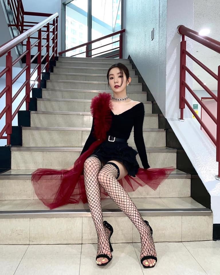  
Irene mới đây khiến người hâm mộ bị "sốc visual" vì bức ảnh thả dáng tại cầu thang nhưng vẫn quyền lực. (Ảnh: Instagram)