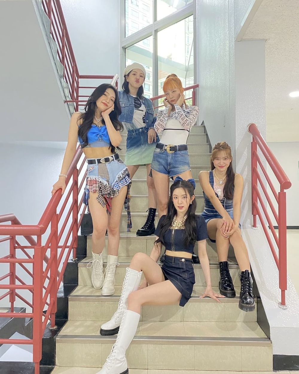  
Red Velvet cũng tranh thủ thả dáng ở cầu thang SBS. (Ảnh: Instagram)