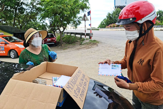Ai cũng vui mừng không xiết khi nhận được những chiếc phong bì hỗ trợ. (Ảnh: Doanh Nghiệp và Tiếp Thị)
