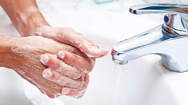  
Rửa tay thật kĩ với nước để diệt vi khuẩn. (Ảnh: Pinterest)