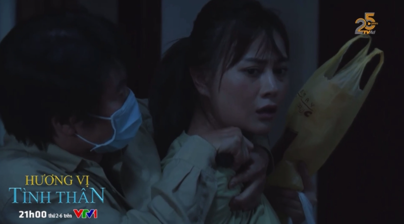 Nam bị người đàn ông kề dao đe doạ. (Ảnh: Tư liệu phim) - Tin sao Viet - Tin tuc sao Viet - Scandal sao Viet - Tin tuc cua Sao - Tin cua Sao