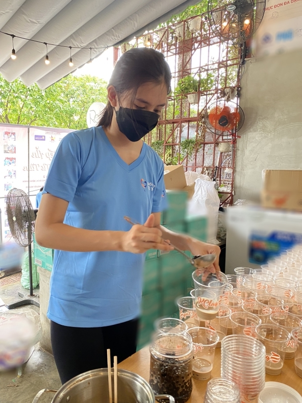  
Bên cạnh đó, cô còn tự tay làm trà sữa để chiêu đãi các thành viên bếp trong giờ nghỉ trưa. (Ảnh: NVCC) - Tin sao Viet - Tin tuc sao Viet - Scandal sao Viet - Tin tuc cua Sao - Tin cua Sao