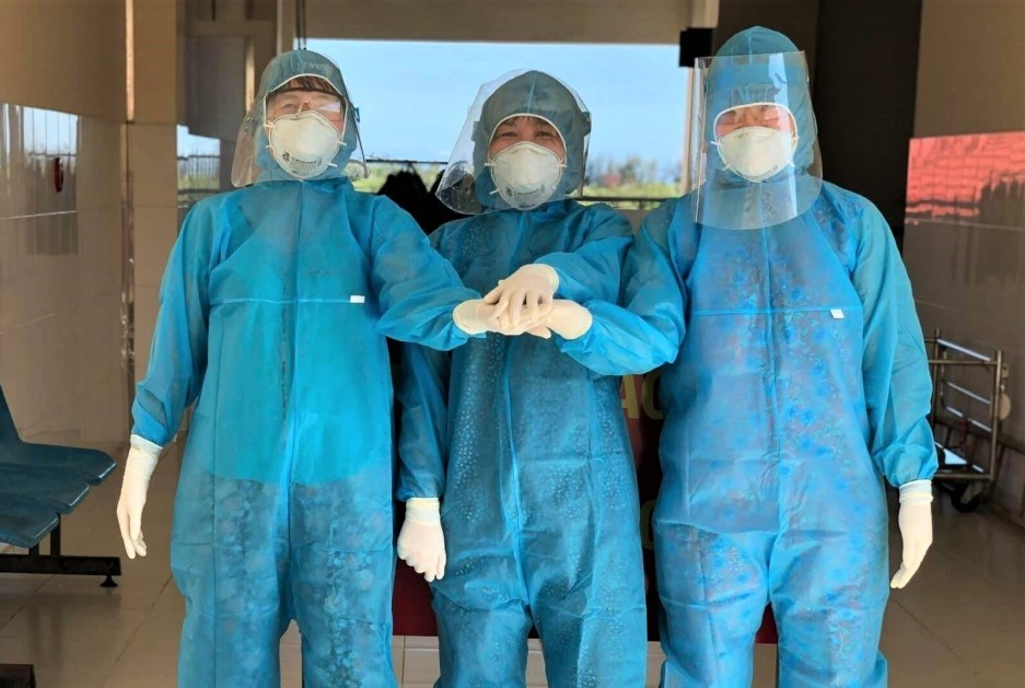  
Một vài "cựu F0" hiện đang tình nguyện tham gia chăm sóc bệnh nhân tại Bệnh viện điều trị Covid-19 Thủ Đức. (Ảnh: Dân Việt)