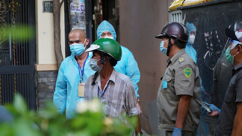 Là chủ trọ ở quận 3 nhưng trong những ngày qua, anh Q. rong ruổi tại nhiều nơi để giúp đỡ mọi người. (Ảnh: Thanh Niên)
Là chủ trọ ở quận 3 nhưng trong những ngày qua, anh Q. rong ruổi tại nhiều nơi để giúp đỡ mọi người. (Ảnh: Thanh Niên)