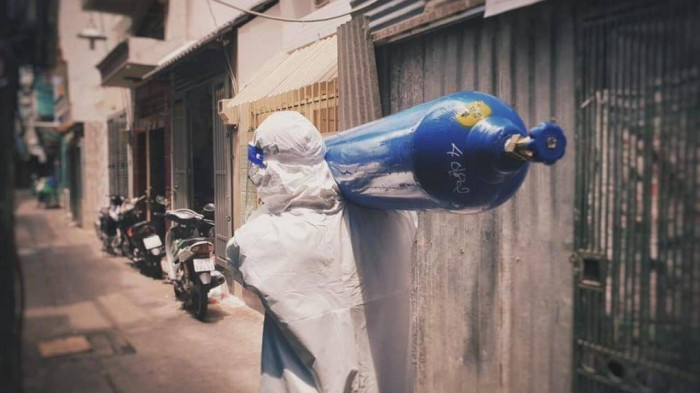Nhiều tình nguyện viên khuân bình oxy nặng trên vai, giúp đỡ cho F0. (Ảnh: Công an TP.HCM)
Nhiều tình nguyện viên khuân bình oxy nặng trên vai, giúp đỡ cho F0. (Ảnh: Công an TP.HCM)