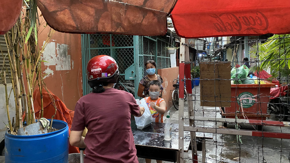 Bà con hỗ trợ nhau từng chiếc bánh, gói mì trong thời điểm dịch khó khăn. (Ảnh: Người Lao Động)
Bà con hỗ trợ nhau từng chiếc bánh, gói mì trong thời điểm dịch khó khăn. (Ảnh: Người Lao Động)