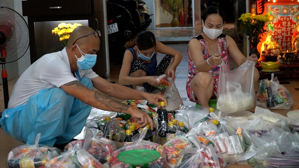 Gia đình anh Q. sắp xếp từng phần quà để tặng cho bà khó khăn. (Ảnh: L.N)
Gia đình anh Q. sắp xếp từng phần quà để tặng cho bà khó khăn. (Ảnh: L.N)